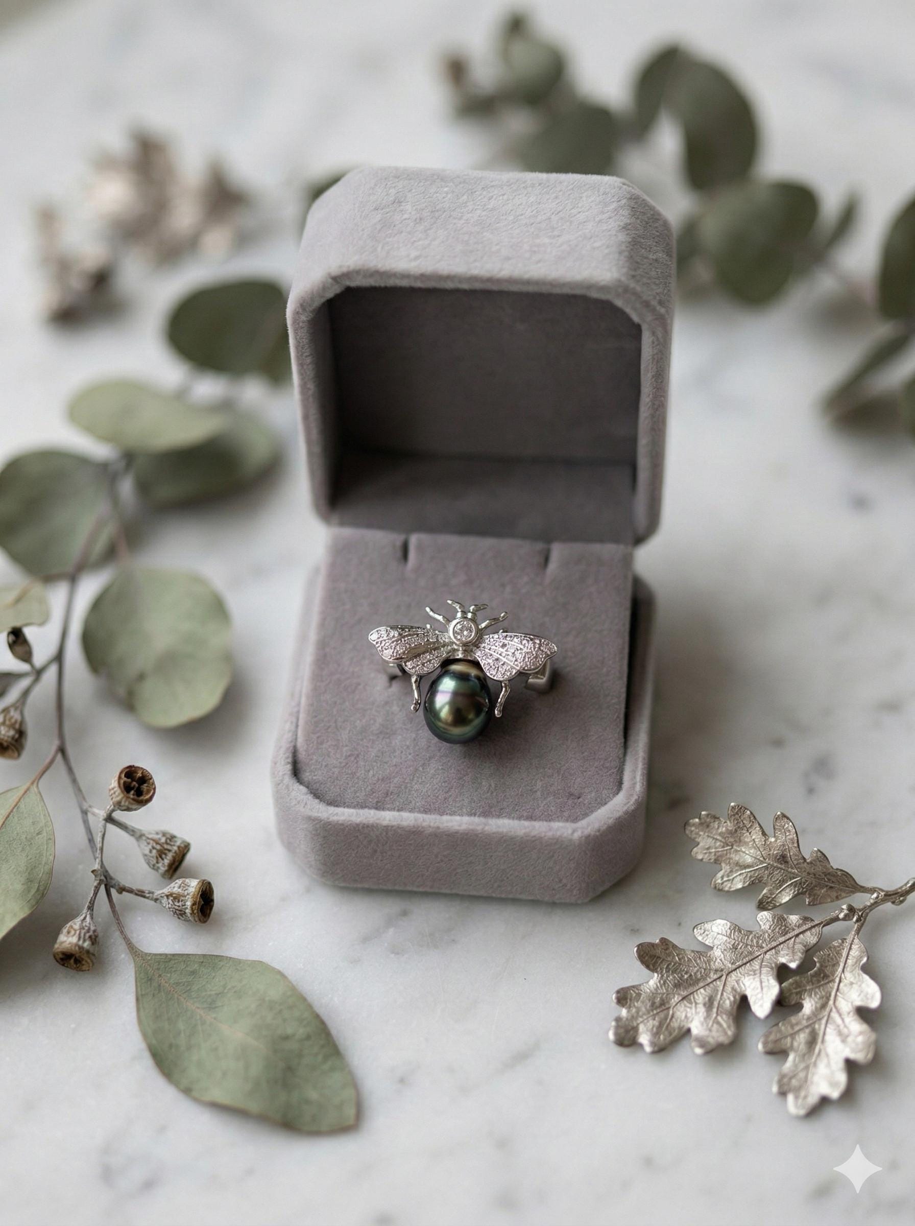 Bee Pearl Pendant Brooch – South Sea or Tahitian, ~9mm