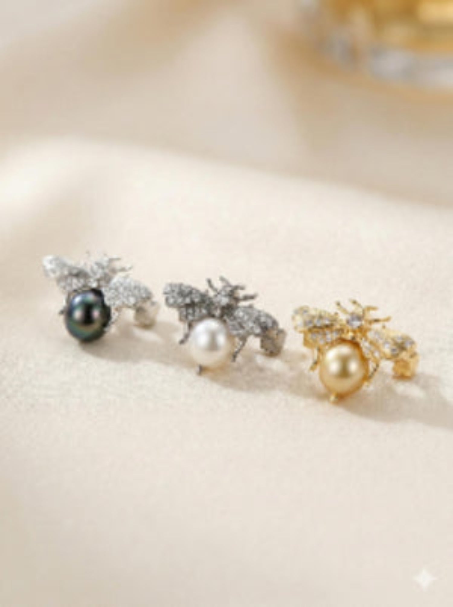 Bee Pearl Pendant Brooch – South Sea or Tahitian, ~9mm